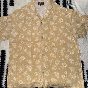 Men’s Paisley Shortsleeved Button Up Size XL Color Cream